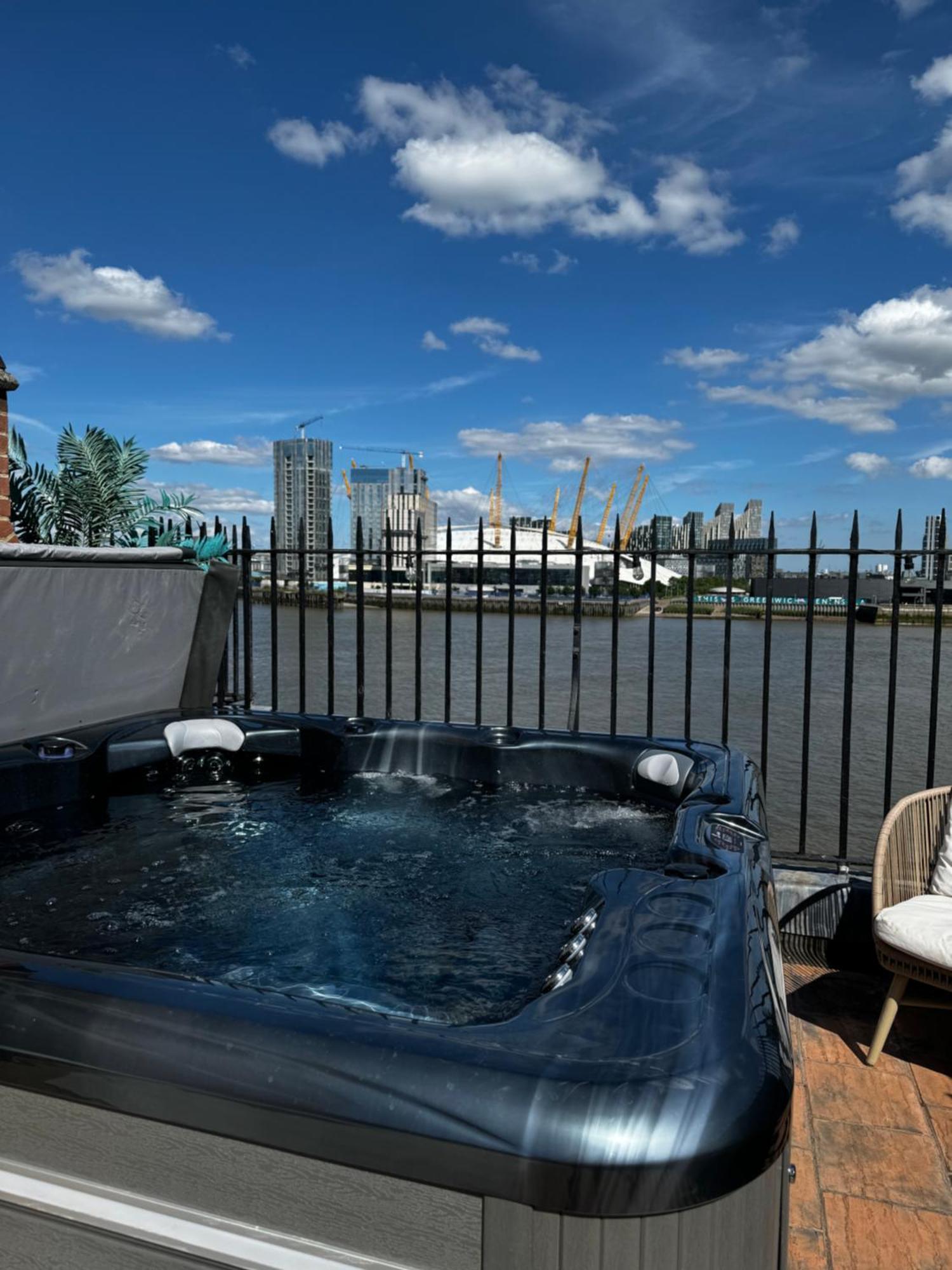 3 X Bedroom Riverside Flat With Hot Tub On Roof Terrace London Exterior foto